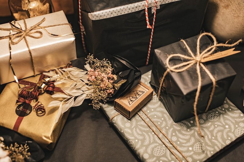 Propozycje prezentów świątecznych dla partnera: od literatury przez kosmetyki po gry planszowe
